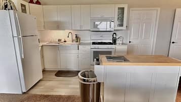 Een koelkast, een microgolfoven, een oven, een kookplaat