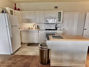 Frigorífic, microones, forn i placa de cuina 