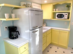 Fridge, microwave, oven, stovetop - Downtown Daisy - Walk To Whiskey Row (Prescott)