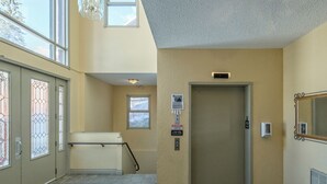 Ein Korridor mit einer Tür, einem Fenster und einem Schild an der Wand.
