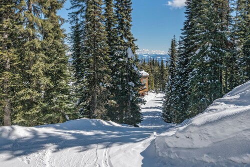 Top Floor Grandview Condo with stunning mountain views, balcony, BBQ