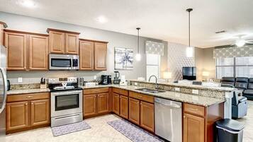 KĂŒhlschrank, Mikrowelle, Ofen, Herdplatte