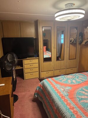 1 bedroom, WiFi, bed sheets - Cottage on the Riviera (Bullhead City)