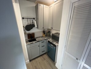 Private kitchen - New Studio Attached to a Beautiful Tropical Bungalow Short Bike Ride to Downtown (St. Petersburg)