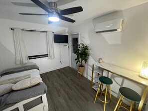 Room - New Studio Attached to a Beautiful Tropical Bungalow Short Bike Ride to Downtown (St. Petersburg)