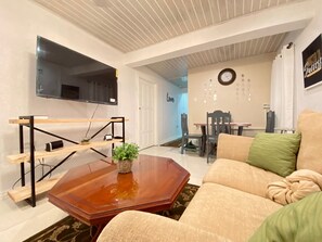 Living area - Enjoy a stylish experience at this centrally-located place.. (Georgetown)
