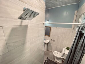 Dusj, håndklær, såpe og toalettpapir