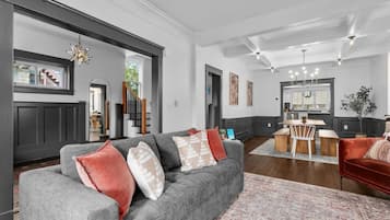 Smart-TV, Kamin, Bücher, Arbeitsbereiche