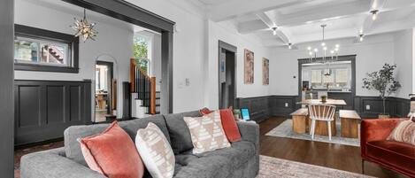 TV connectée, cheminée, livres, espaces bureaux