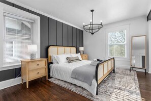 5 bedrooms, desk, iron/ironing board, travel cot - Walnut Charming Modern 5BR Home Walkable Kings (Kansas City)