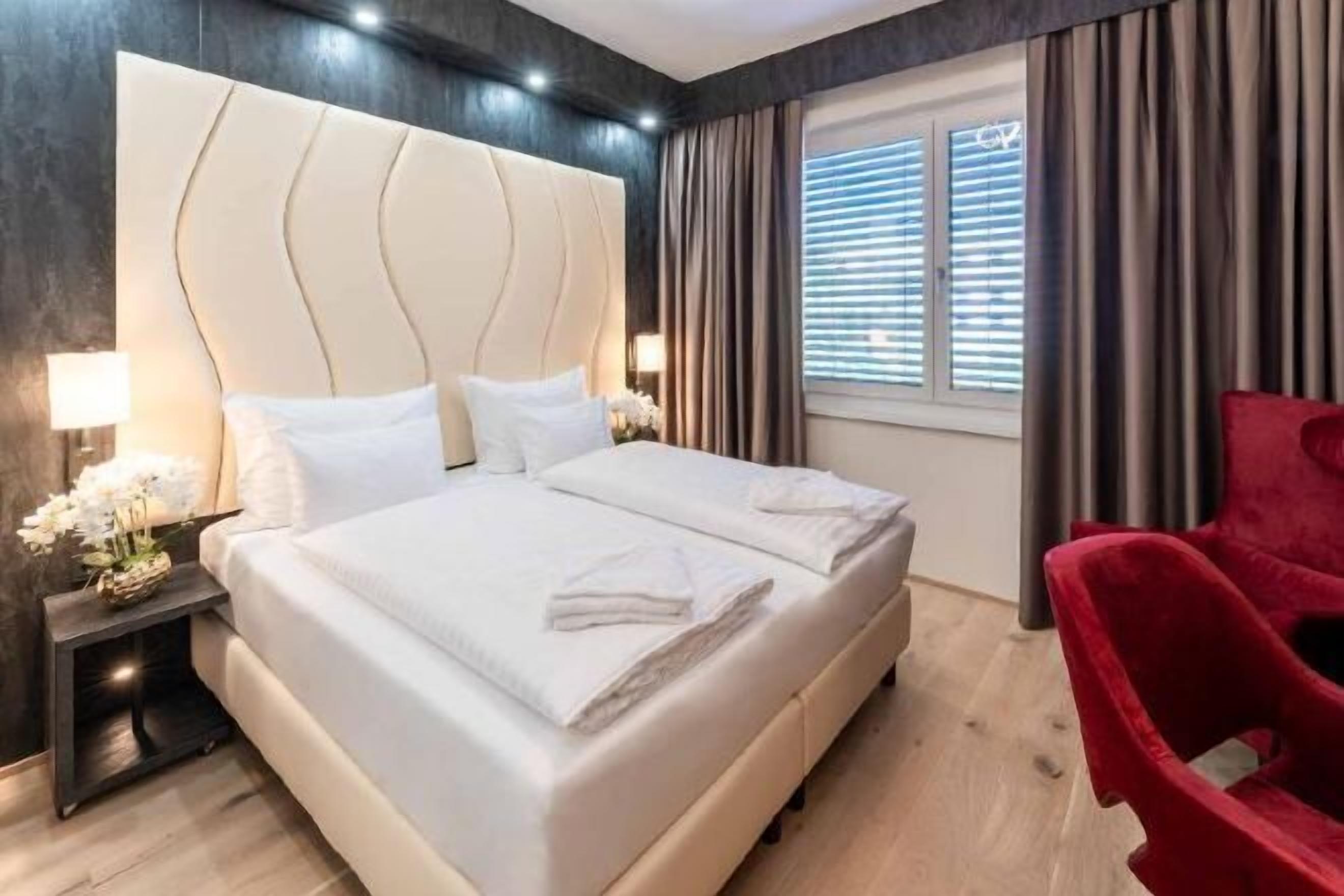 تجهيزات عازلة للصوت وأسرّة أطفال/رضّع