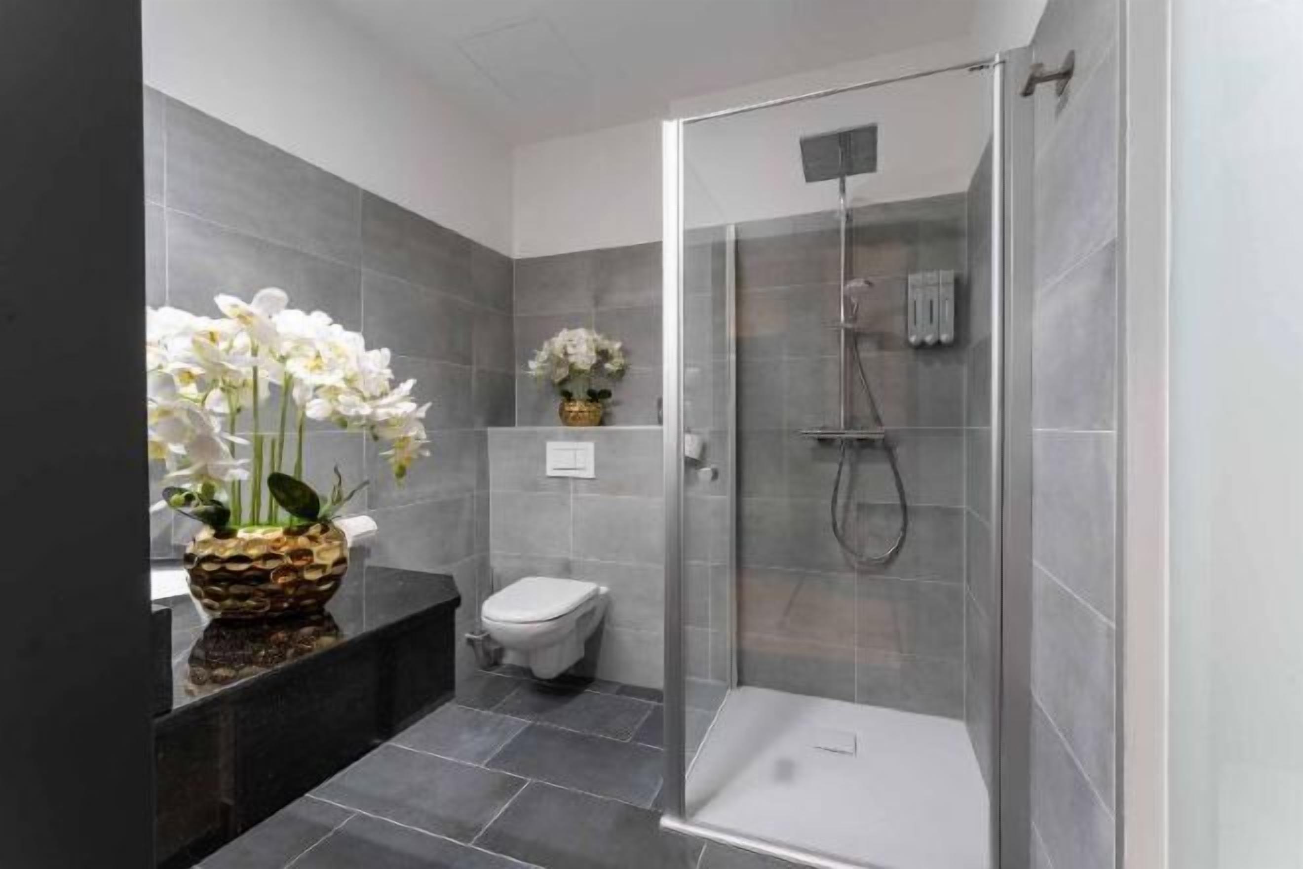 تجهيزات عازلة للصوت وأسرّة أطفال/رضّع