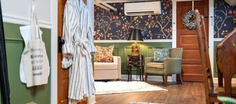 Queen City Hideaway - walk downtown, newly reno, classic, and cozy with views! 