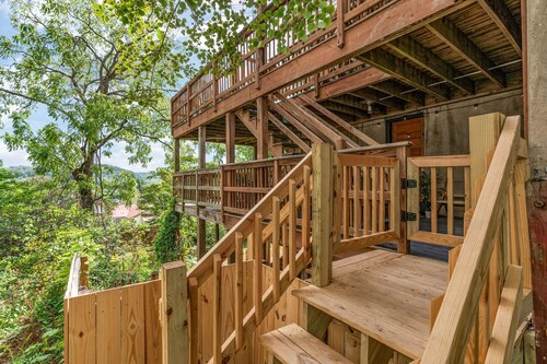 Queen City Hideaway - walk downtown, newly reno, classic, and cozy with views! 