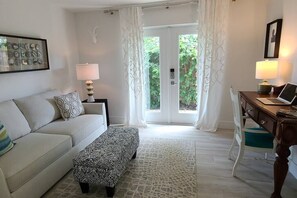 Televisión, libros y oficina