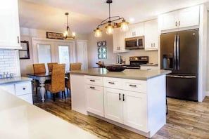 Fridge, microwave, oven, stovetop - 677 Beach Break ·Beautiful 3/3 Home w/ Heated Pool (Naples)