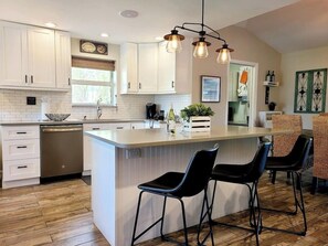 Fridge, microwave, oven, stovetop - 677 Beach Break ·Beautiful 3/3 Home w/ Heated Pool (Naples)