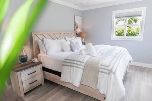 3 bedrooms, desk, iron/ironing board, travel crib - 778 De La Sol • Southern Exposure Heated Pool Home (Naples)