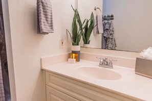 Bathtub, hair dryer, towels, soap - 563 Park Place | Bougain"Villa" | Mins to Beaches (Naples)