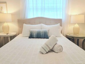 1 bedroom, desk, iron/ironing board, travel cot - 563 Park Place | Bougain"Villa" | Mins to Beaches (Naples)