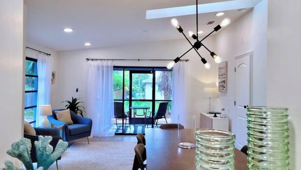 Una sala de estar moderna con un sofá, una mesa de centro y jarrones de vidrio decorativos.