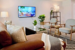 Una televisión, libros, una oficina
