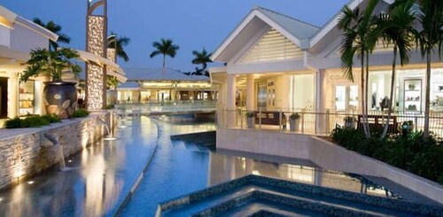 839 GulfShore Villa w/ Private Studio Near Mercato