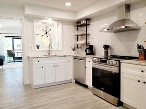 Fridge, microwave, oven, stovetop - 839 GulfShore Villa w/ Private Studio Near Mercato (Naples)