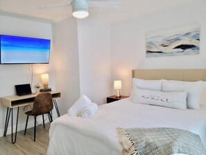 5 bedrooms, iron/ironing board, travel cot, WiFi - 835 Villas of GulfShore | Walk 2 Mercato & Beaches (Naples)