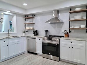 Fridge, microwave, oven, stovetop - 835 Villas of GulfShore | Walk 2 Mercato & Beaches (Naples)