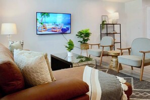 Fernseher, Bücher, Arbeitsbereiche