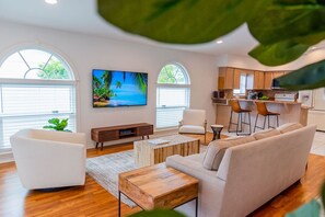 Fernseher, Bücher, Arbeitsbereiche