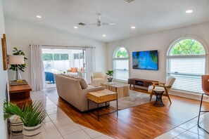 Fernseher, Bücher, Arbeitsbereiche