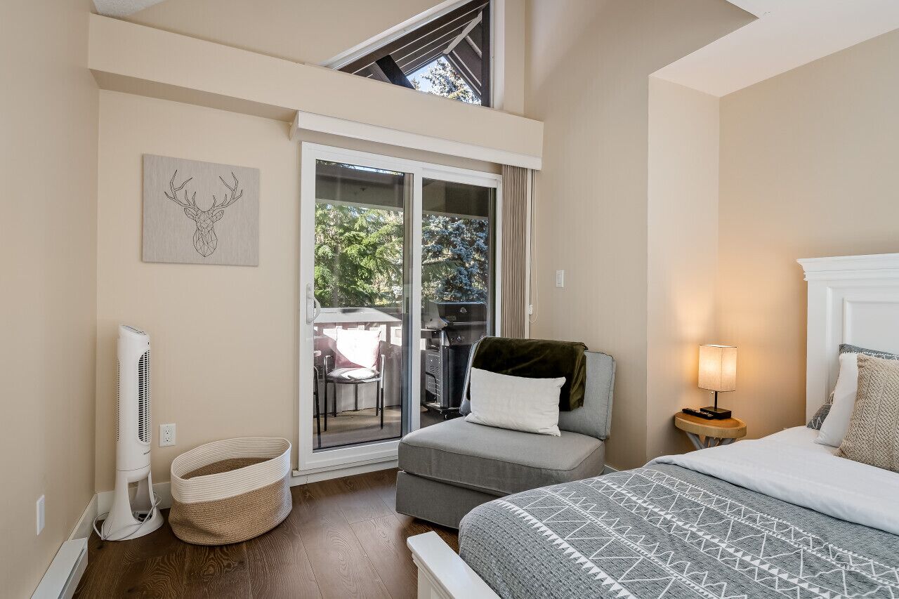 2 slaapkamers, een bureau, een strijkplank/strijkijzer, reisbedje
