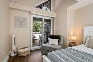 2 bedrooms, desk, iron/ironing board, travel cot - Upper Village Ski Out Top Floor 2BDR Special Rates Pool closure (Whistler)