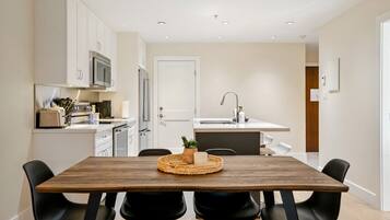 KĂŒhlschrank, Mikrowelle, Ofen, Herdplatte