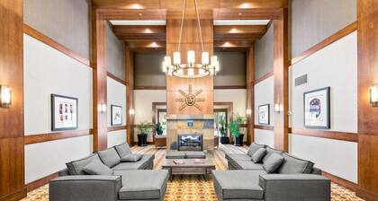 Upper Village Ski Out Top Floor 2BDR Special Rates Pool closure