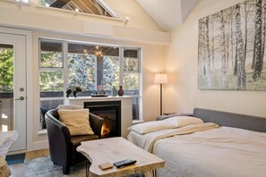 2 habitaciones, escritorio y tabla de planchar con plancha 