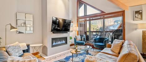 Smart TV, chimenea, libros y estéreo
