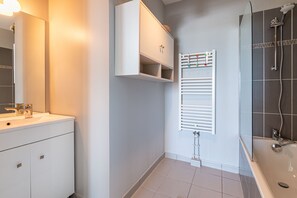 Douche, séchoir à cheveux, serviettes fournies, savon