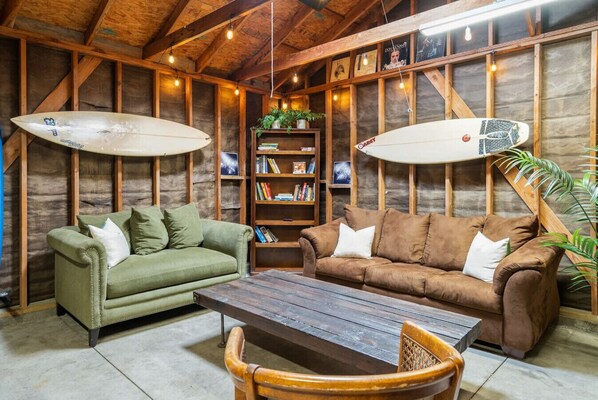 TV - Surfer`s Dreams:5min Drive to Beach with PoolTable (Long Beach)