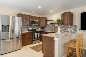 ثلاجة، ميكروويف، فرن، موقد طهي مسطح