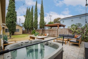 Terrace/patio - Surfer`s Dreams:5min Drive to Beach with PoolTable (Long Beach)