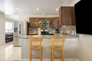 Fridge, microwave, oven, stovetop - Surfer`s Dreams:5min Drive to Beach with PoolTable (Long Beach)