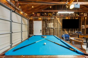 Games room - Surfer`s Dreams:5min Drive to Beach with PoolTable (Long Beach)