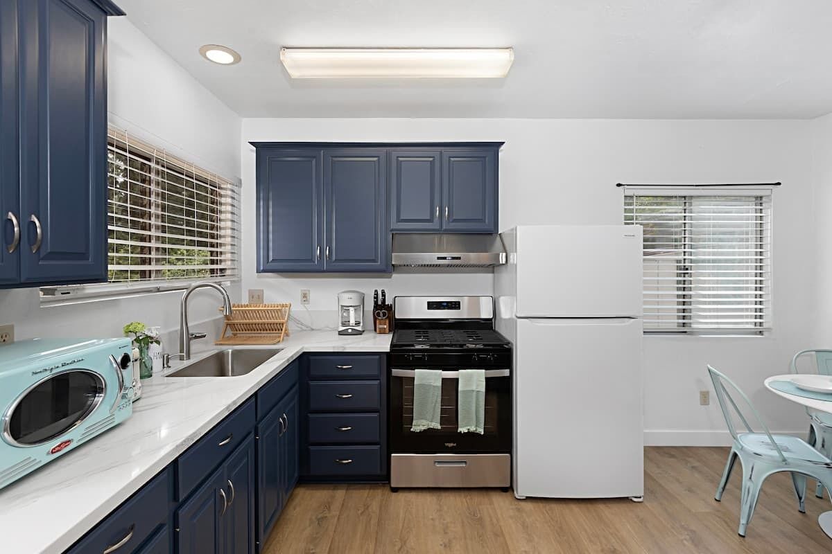 Coffee/tea maker, fridge, microwave, oven