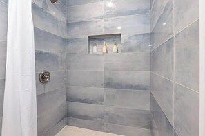 Chuveiro, secador de cabelo, toalhas de banho, sabonete