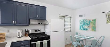 Kjøleskap, mikrobølgeovn, ovn og kokeplater