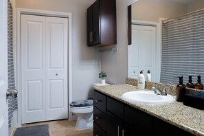 Bathroom - Stylish Urban Getaway in City Centre (Houston)