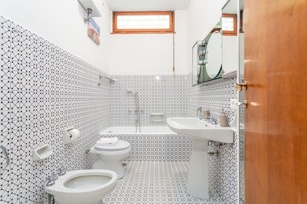 Ein Badezimmer mit Toilette, Bidet und Waschbecken.